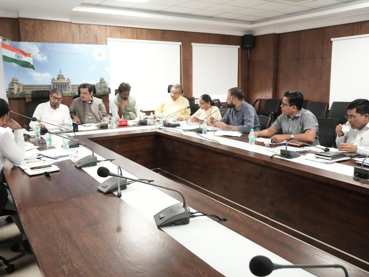 Hon'ble Minister for Muncipal Administration and HAJ #Rahim_Khan Ji Attended Review Meeting of the Directorate of Minorities Under the Chairmanship of Hon'ble Minister for Minority Welfare #Janab_Zameer_Ahmed_Khan Ji at Azad Bhawan in Bengaluru City.