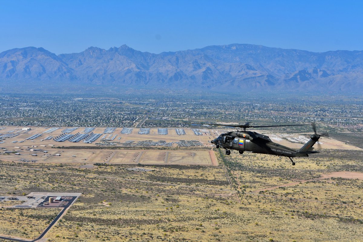 #TBT l 2022, Helicóptero UH-60 Black Hawk en aproximación a mil pies de altura, en tierra The Boneyard, un depósito con miles de aeronaves retiradas de servicio en Tucson, Arizona, establecido en la Base Aérea Davis-Monthan de la <a href="/usairforce/">U.S. Air Force</a>, durante el ejercicio Red Flag.