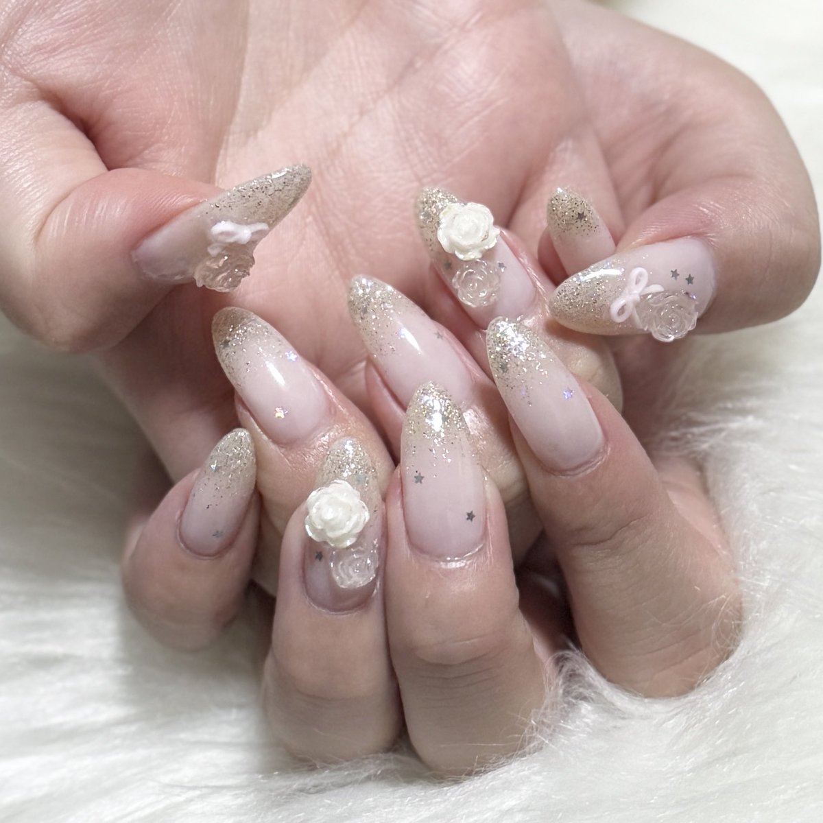 ネイル変えた！バラのパーツちょっと前にもやったけど可愛くてだーいすき！ほんのりピンクみのある白も可愛すぎるな🥹🤍