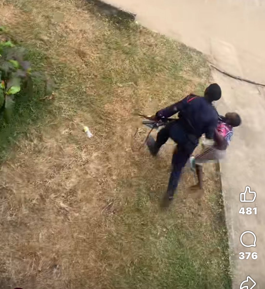 Je suis abasourdie par la violence extrême avec laquelle, les personnes dépositaires du pouvoir de l’Etat, en l’occurrence des policiers qui violentent, un mineur de surcroît. Je dis, rien et rien ne peut justifier ces violences exercées contre un enfant ne présentant aucune