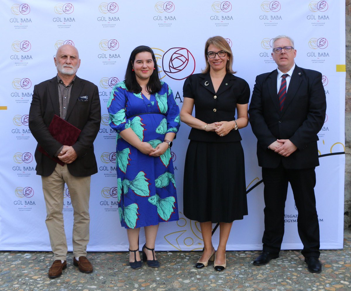 Müşterek tarihimizin sembol şehirlerinden Estergon’da bulunan Öziçeli Hacı İbrahim Camii’nde Gül Baba Mirasını Koruma Vakfı ve Balassi Balint Müzesi işbirliğinde hazırlanan “Taşlarda Saklı Tarih-Osmanlı Dönemindeki Estergon’un İzinde” başlıklı serginin açılışını gerçekleştirdik.