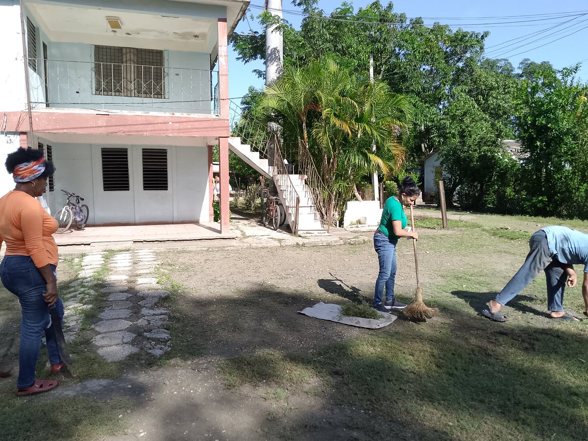 cauto55905's tweet photo. #UniversidadDGranma
Desde el Centro Universitario Municipal de #RíoCauto, los trabajadores limpiando y embelleciendo la institución universitaria. De regreso a mi universidad  ❤️🇨🇺❤️
#ProvinciaGranma
#MES https://t.co/hbSeM980HT