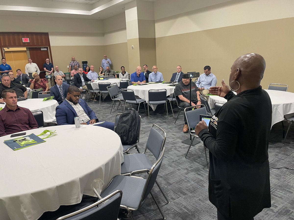 DAVHQ's tweet photo. DAV hosted an informational seminar before the DAV and @RecruitMilitary job fair today in Indianapolis. During the seminar, attendees learned about DAV’s free programs and services for veterans. Visit https://t.co/4pld9Mr6oZ to see where our team will be next!  #DAV #veterans https://t.co/XCH1iKA8yL