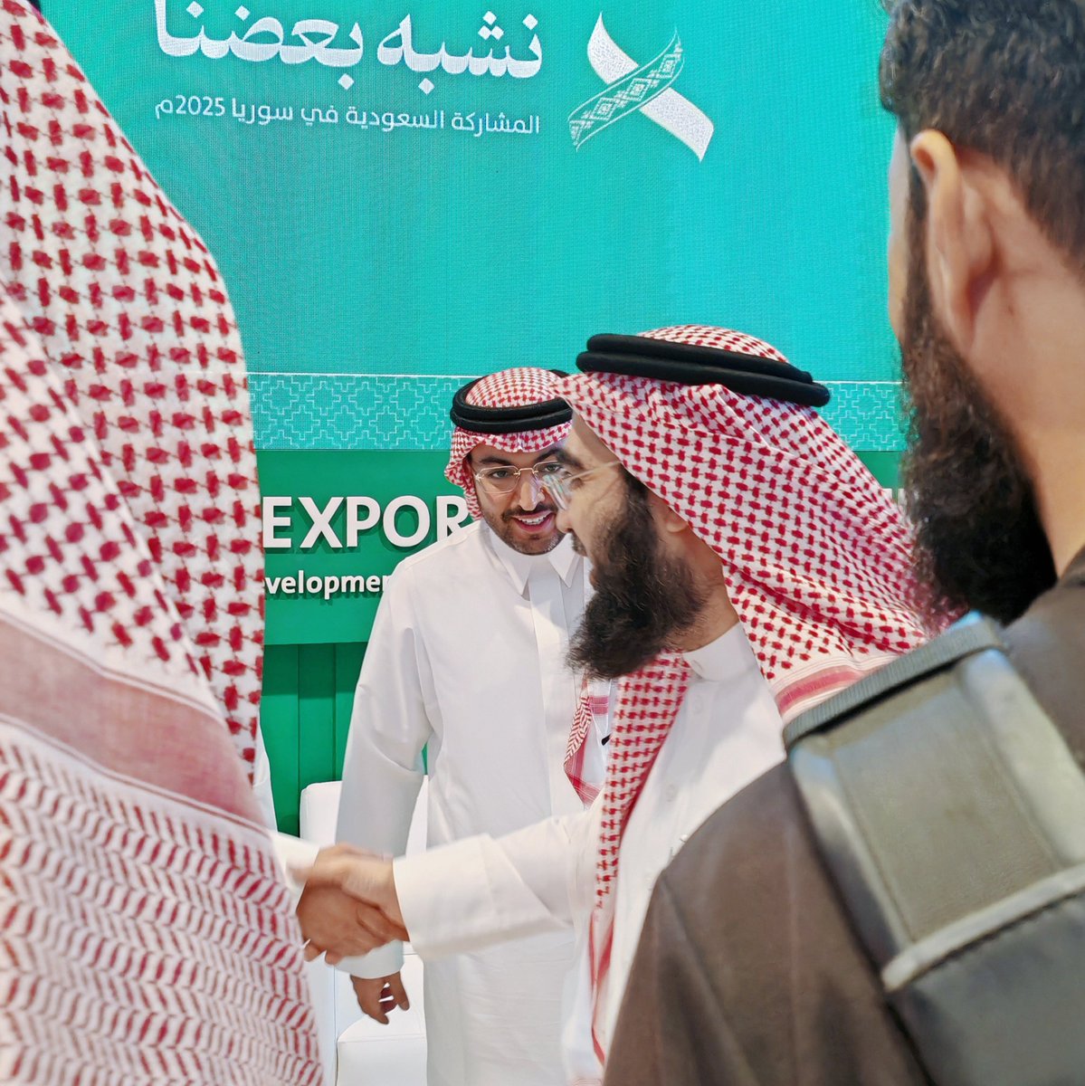 7usaini7's tweet image. حاضرةٌ هي #السعودية في قلب #دمشق، لتشارك شعبها حفل افتتاح #معرض_دمشق_الدولي. رافعةً شعار: #نشبه_بعضنا!! 
صدقوا.. فنحن &quot;نشبه بعضنا&quot; في الدّين والعروبة، والأصالة والعزّة، والرؤية والطموح، الذي يجمعنا من الخليج إلى الشام.
مساعد وزير الاستثمار #السعودي: &quot;عندما تنهض #سوريا، ننهض معها…