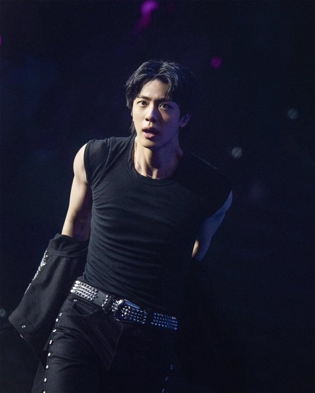 only_wwh_jin's tweet image. BTS 진,빌보드 톱투어 월간 차트서 아시아 솔로 아티스트 최고 매출 기록＂KING JIN이 역사를 만들고 있다＂[K-EYES] (출처 : 네이버 연예)

PROUD OF YOU JIN 
#행복했다_런석진투어_수고했어_김석진
#김석진의_도전은_계속됩니다
#방탄소년단진 #진 #JIN #BTSJIN @bts_twt 

⬇️좋아요, 기사공유하기…