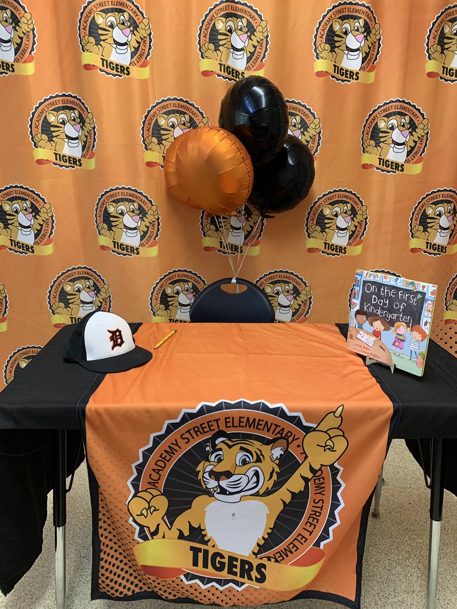 Nick_EdwardsEDU's tweet photo. Just like HS students & athletes sign their letters of intent, today we celebrated our newest stars πβ¨ Welcome to Kindergarten Signing Day at ASE β the future begins here! π
#ATEAM #ASEPride #ROAR #SigningDay #ClassOf2038 https://t.co/4hnpf5fCEv