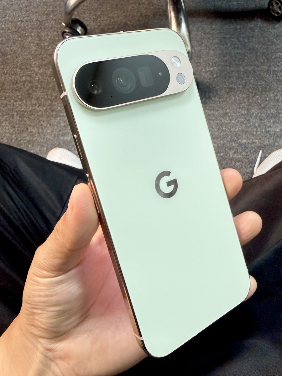 ManojSaru's tweet image. One word for the Google Pixel 10 Pro XL ?