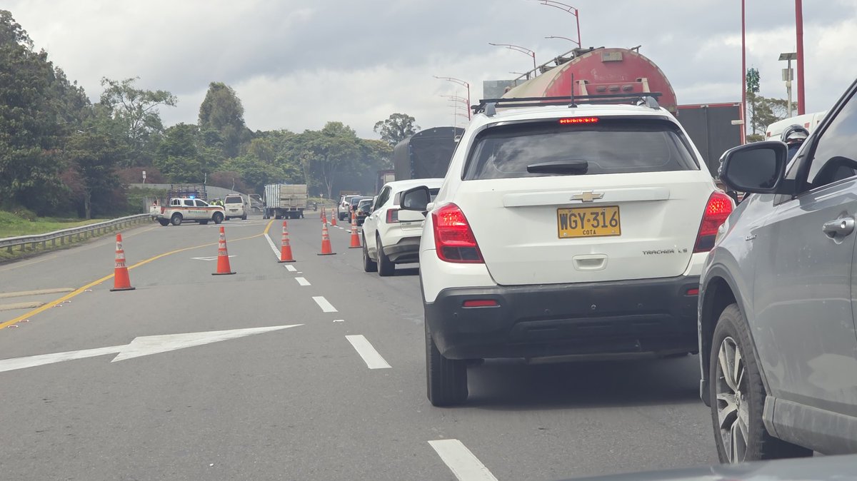 "Retén de tránsito ilegal y mal señalizado en la autopista, cerrando medio carril. ¡Esto es un peligro! ¿Dónde está la supervisión de <a href="/TransitoPolicia/">Dirección de Tránsito y Transporte</a> 🚨🚗💔