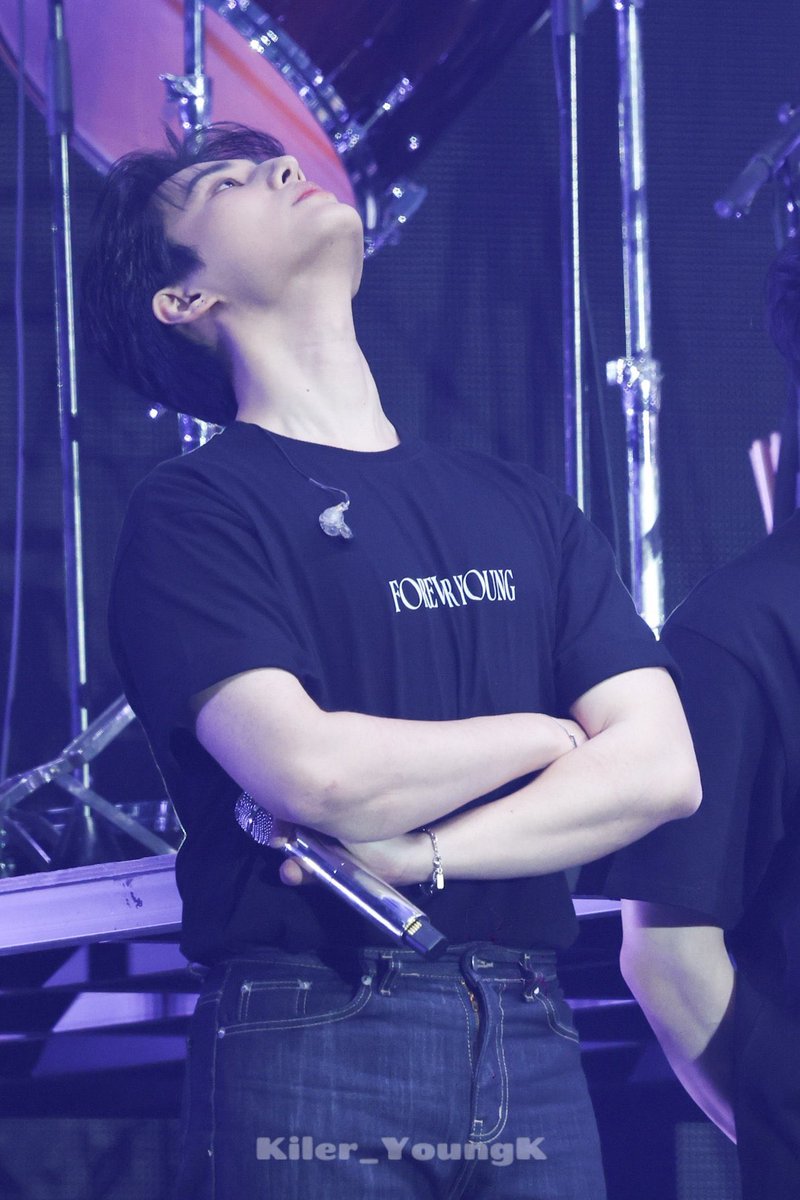 사랑니 빼는 자세 마저 평소 서있는 자세랑 똑같은게 너무 웃기다ㅜㅜㅜ