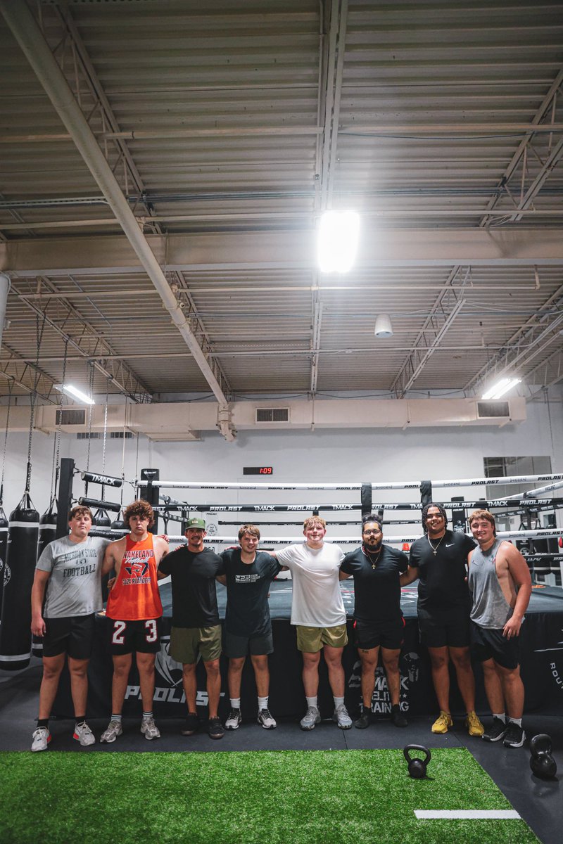 CoachOrtizOL's tweet photo. One final session in before season for the @FiveStrongOLine crew two Sundays ago
Excited to see these guys roll some defenders all season long! https://t.co/MbmYkU6Zxb