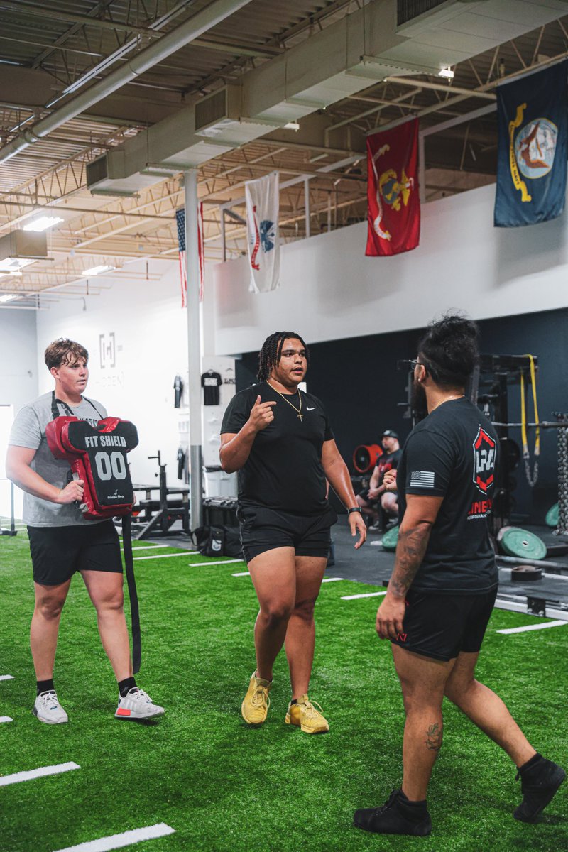 CoachOrtizOL's tweet photo. One final session in before season for the @FiveStrongOLine crew two Sundays ago
Excited to see these guys roll some defenders all season long! https://t.co/MbmYkU6Zxb
