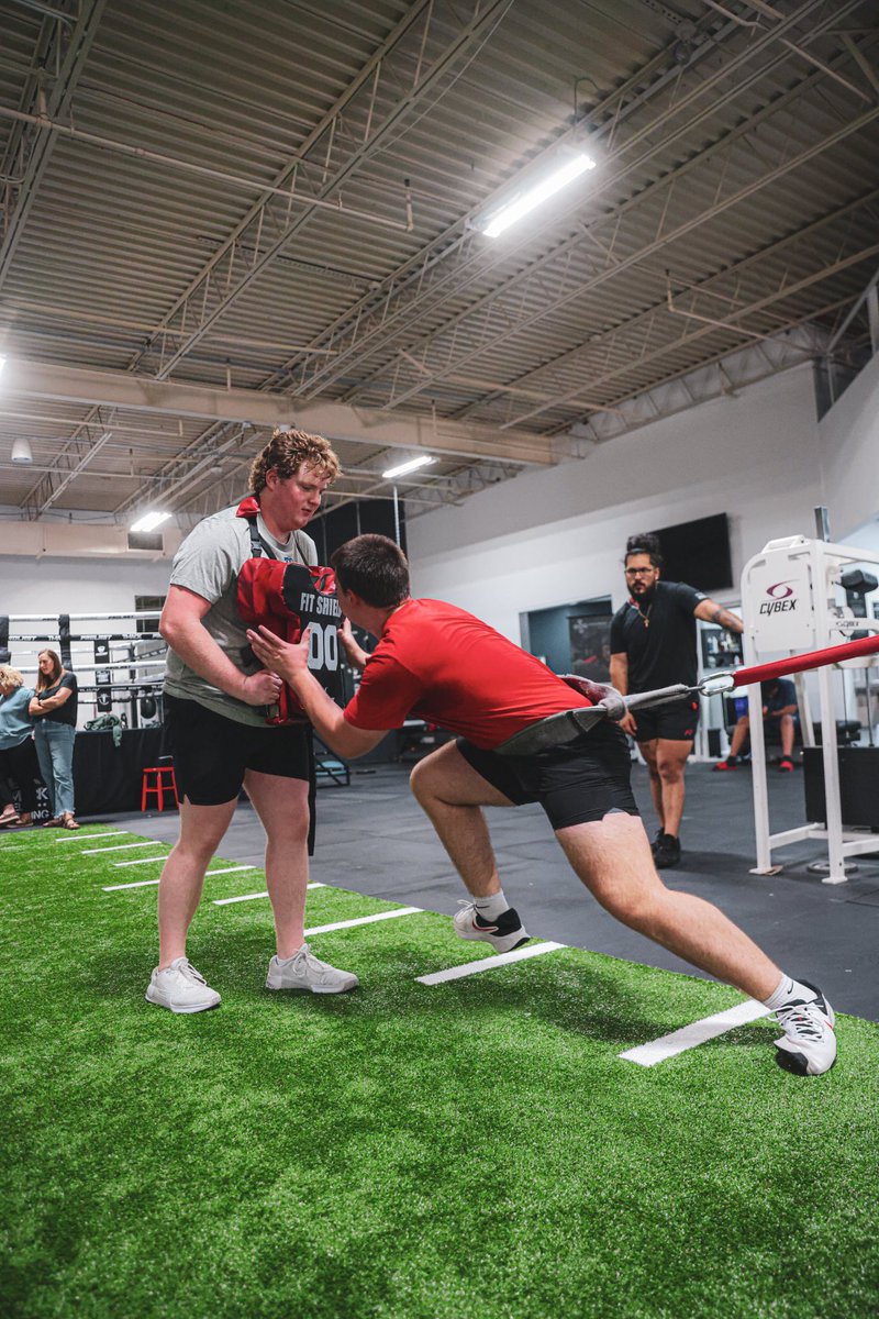 CoachOrtizOL's tweet photo. One final session in before season for the @FiveStrongOLine crew two Sundays ago
Excited to see these guys roll some defenders all season long! https://t.co/MbmYkU6Zxb