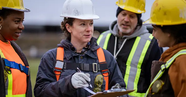 RoofingToday's tweet image. In the latest Bulletin, @DeniseCherry88, #YIRTG Officer, responds to the end of the Skills &amp;amp; Training Fund from this September, suddenly announced last week by @CITB_UK. 
🔗 Read more: roofingtoday.co.uk/retaining-the-… #roofing #rooftraining