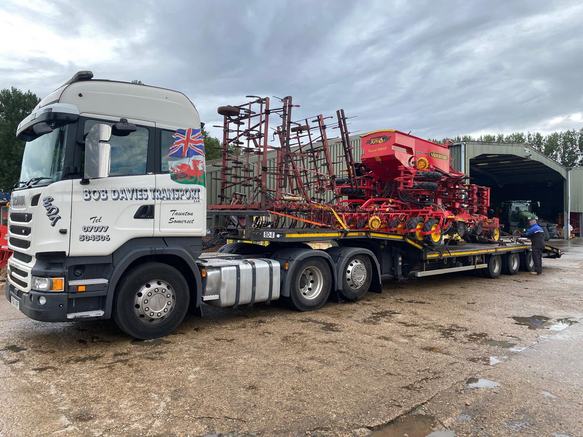DoubledayGroup's tweet photo. A soggy morning for loading, but this Vaderstad RDA400S is all set and ready to head off down to our customer in the south 👌 

#vaderstad #readytoroll https://t.co/tQHR728Zhk