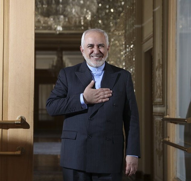 AbediniReza2's tweet photo. این مرد @jzarif
۱۰سال تمام، دشمن را پشت دروازه‌های ایران، زمین‌گیر کرد تا شما هر کار که می‌خواهید بکنید. از پشت به او خنجر زدید و رجز خواندید؛ حالا برگشته‌اید به همان ۱۰ سال قبل،  این شما و این هم کاغذ‌پاره‌ها...
#ظریف
#روحانی https://t.co/BHCPXjOgzo