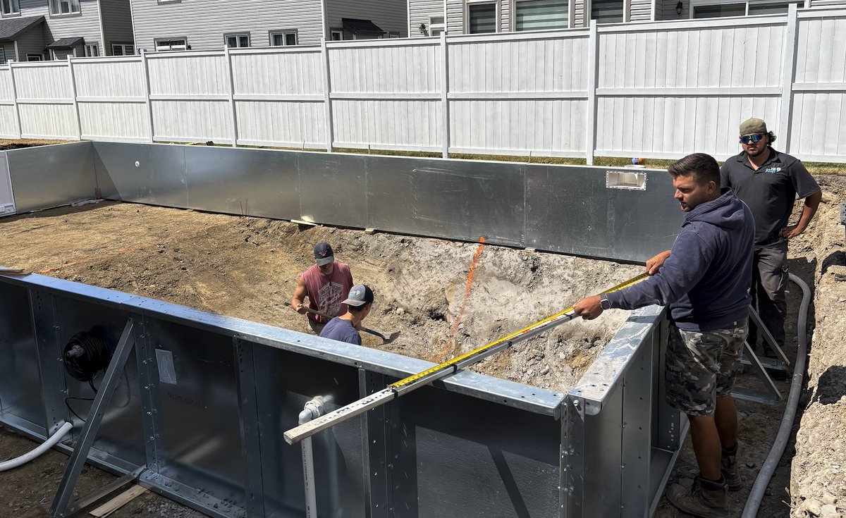 hbpools's tweet image. 🔨 Day 2 Progress in Findlay Creek!
Tristan and the crew are hard at work on this beautiful 18x36 inground pool—today’s mission: shaping the slopes and prepping for the cement pour. 💪

#HBPools #FindlayCreek #OttawaPools #IngroundPoolBuild #PoolConstruction #DreamBackyard