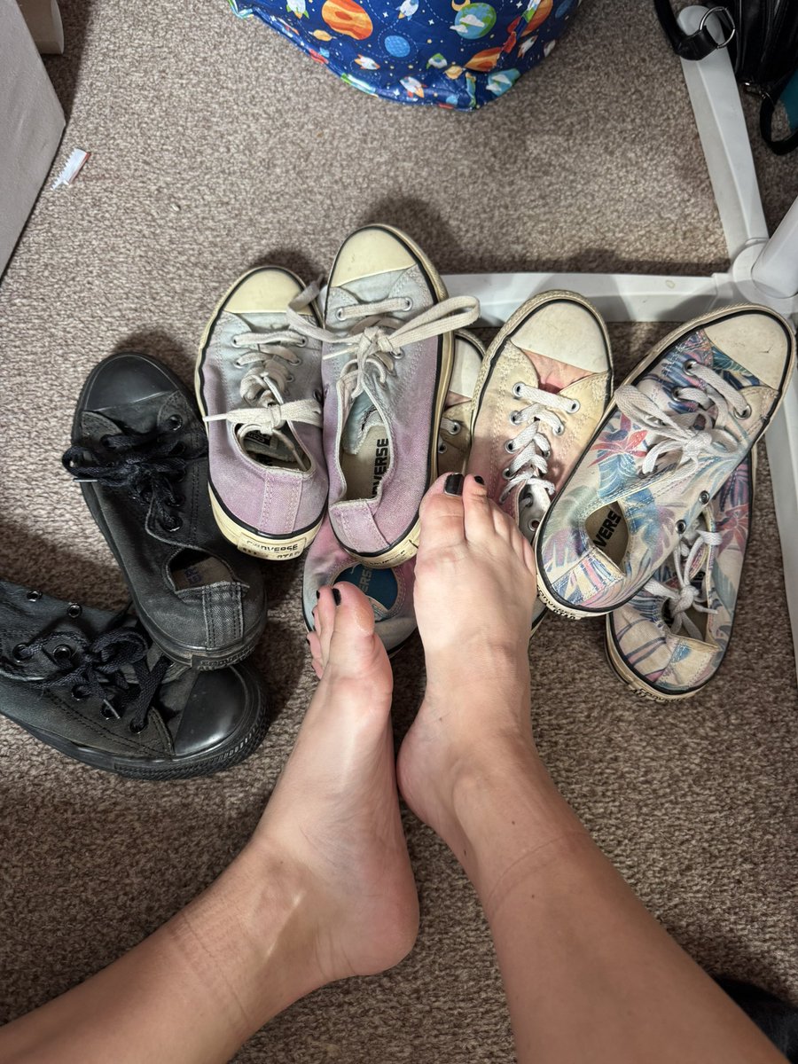ForbbidenRed's tweet image. Thinking of getting rid of my old battered shoes 👀 anyone got a fetish? Feet toes souls