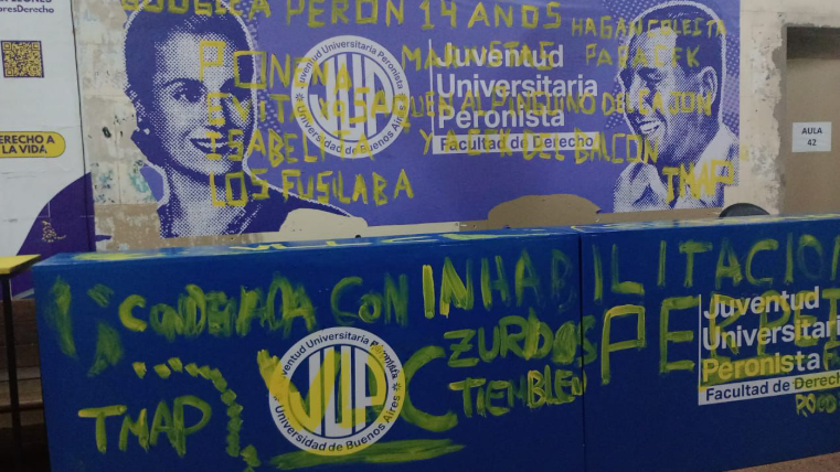 los libertarios violentos y cero democráticos vandalizaron la mesa del centro de estudiantes