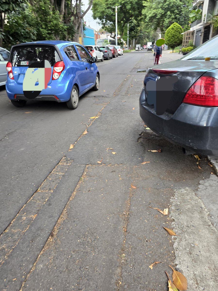 Hasta cuando vamos a permitir esto <a href="/LourdesPaz24/">Lourdes Paz</a>? Hasta que haya una desgracia? Calle peyote entre texcal y tepetate, señora con bastón arriesga su vida por vecinos que estacionan auto en banqueta. Ayuda <a href="/UCS_GCDMX/">Unidad de Contacto del Secretario SSC CDMX</a> <a href="/C5_CDMX/">C5 CDMX</a> <a href="/IztacalcoAl/">Alcaldía Iztacalco</a> #transitogcdmx