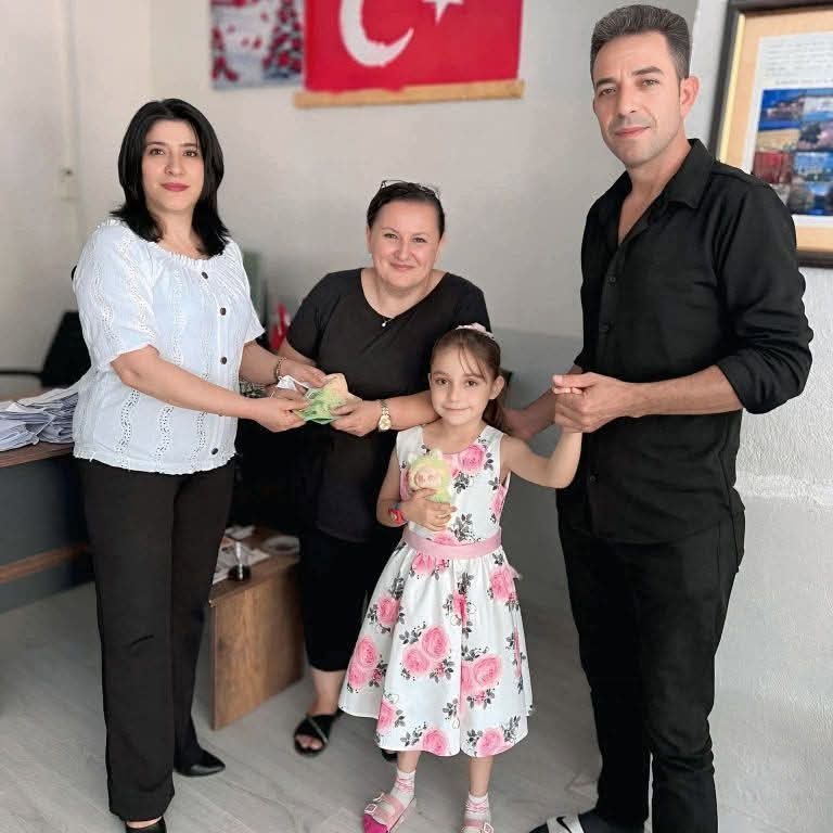 📍Aksaray’ın Büyük Bölcek Mahallesi’nde örnek bir olay yaşandı. Oyun oynarken para dolu bir cüzdan bulan 8 yaşındaki Nida Nur Kara, hiç vakit kaybetmeden muhtarlık binasına giderek cüzdanı Muhtar Songül Demir’e teslim etti.