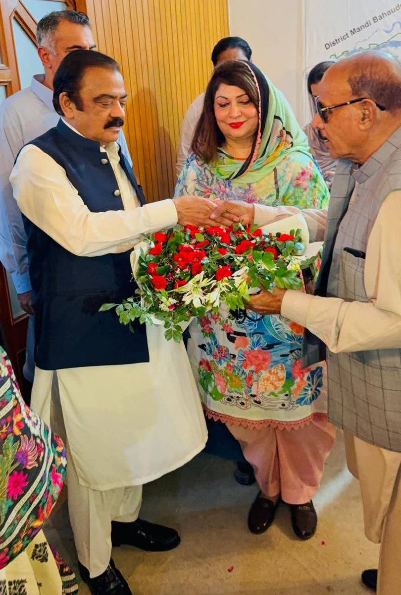 گوجرانوالہ:جناب رانا ثناء اللّٰہ خاں صاحب مشیر وزیراعظم پاکستان سے حاجی امان اللّٰہ وڑائچ سابق ایم پی اے صاحب کی ملاقات۔
چوہدری عابد رضا کوٹلہ سابق ایم این اے ودیگر پارلیمنٹیرینز بھی موجود تھے۔