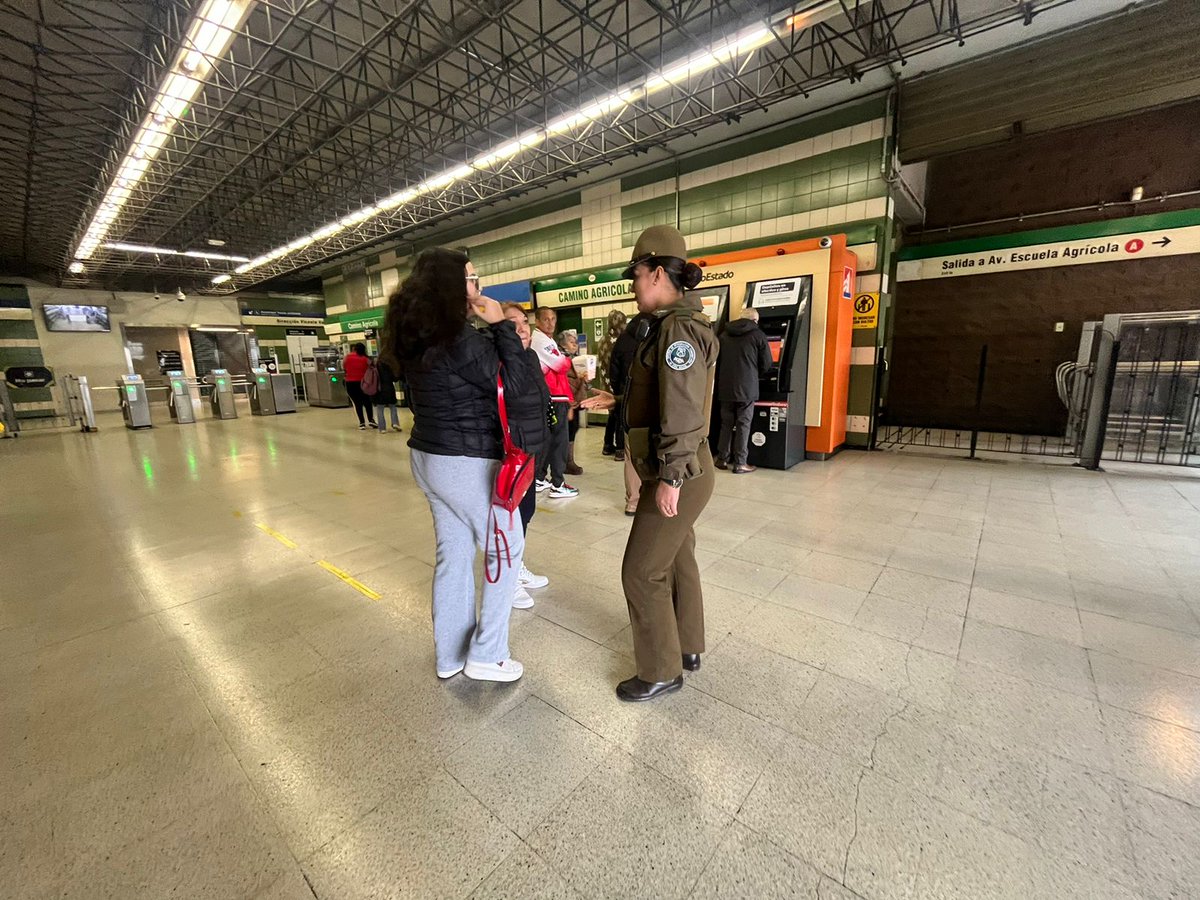 Carabineros Prefectura Oriente (@carabproriente) on Twitter photo #Macul: <a href="/CarabMicc/">Carab. Plan Cuadrante e Integración Comunitaria</a> de la 46° Comisaría Macul, realiza difusión en las distintas estaciones y vagones de metro de esta comuna entregando a los usuarios recomendaciones ante delitos de robos y hurtos de teléfonos celulares.
#CarabinerosDeTodos #Macul: <a href="/CarabMicc/">Carab. Plan Cuadrante e Integración Comunitaria</a> de la 46° Comisaría Macul, realiza difusión en las distintas estaciones y vagones de metro de esta comuna entregando a los usuarios recomendaciones ante delitos de robos y hurtos de teléfonos celulares.
#CarabinerosDeTodos