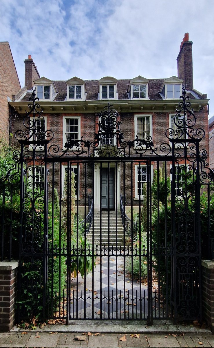 VinnieSull1van's tweet photo. I'll be spending a short stint at my #Stepney residence that's nestled nicely in the heart of East #London. https://t.co/3FWqGXFRqP