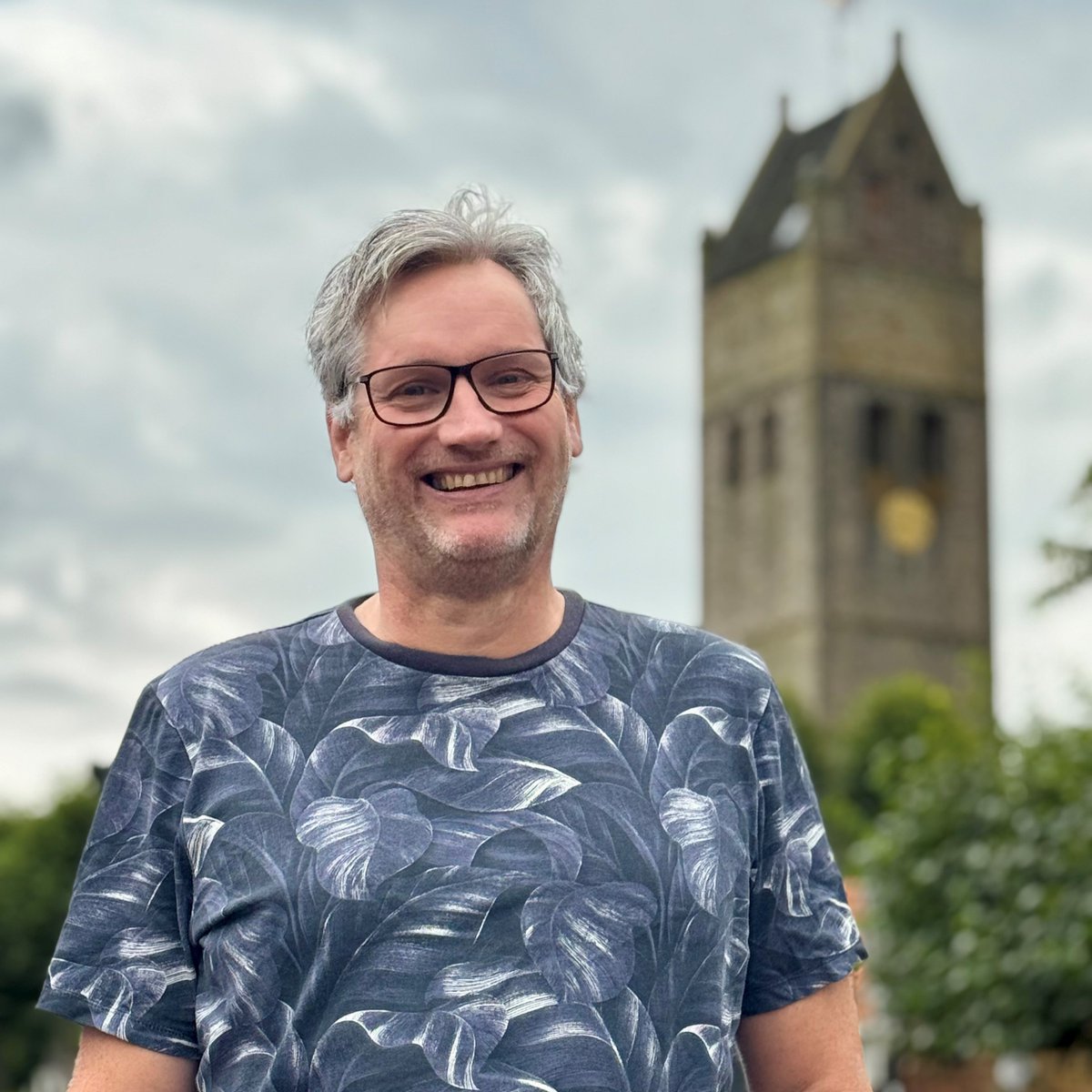 🏆 Elmar Kuiper wint Gysbert Japicxpriis 2025! Hy krijt de wichtichste priis foar Fryske literatuer foar syn dichtbondel Ferlosboartsje. Op tongersdei 28 augustus is hy thús ferrast mei in besite fan taaldeputearre Eke Folkerts. Mear ynfo bit.ly/4oXiCjL