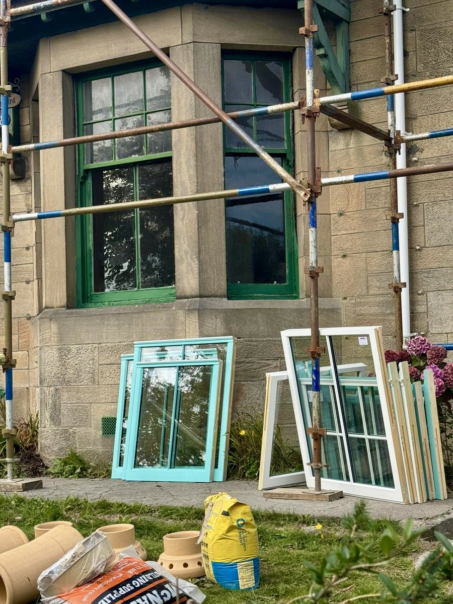 mwmwindow's tweet image. New project in Lenzie this week. 
Bespoke timber double-glazed sash windows, crafted like-for-like with the originals &amp;amp; finished in our clients’ chosen colour. A fresh pop of character while keeping the traditional charm.
#timberwindows #sashwindows