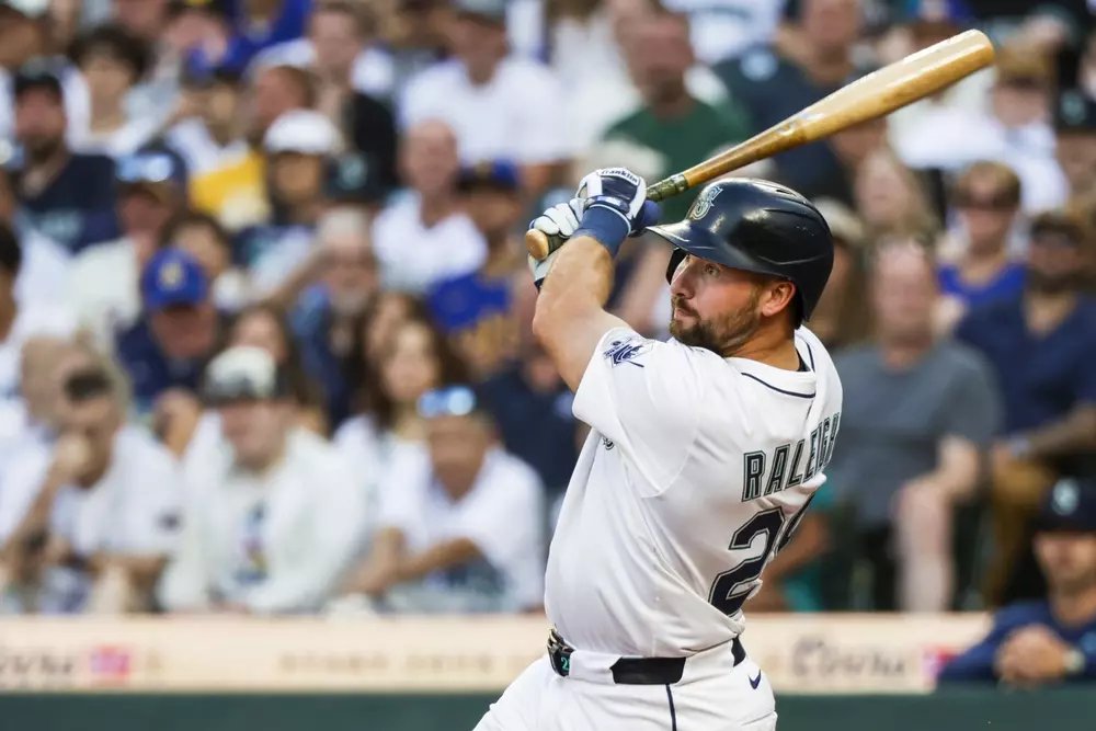 ⚾️ Cal Raleigh has trended up to -500 odds to finish the regular season with the most home runs in MLB (Raleigh currently leads by 5).

Shohei Ohtani and Kyle Schwarber have dropped to +750 odds.

Full MLB Home Run Leader odds here: oddspedia.com/insights/baseb…