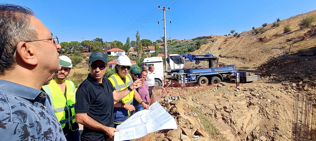 "Manisa Alaşehir Sulaması Yenileme Projesi" şantiye sahasını teknik ekibi ile birlikte  ziyaret eden DSİ 2. Bölge Müdürümüz Hüseyin Koray Bilgi, calışmaların son durumunu yerinde inceledi.