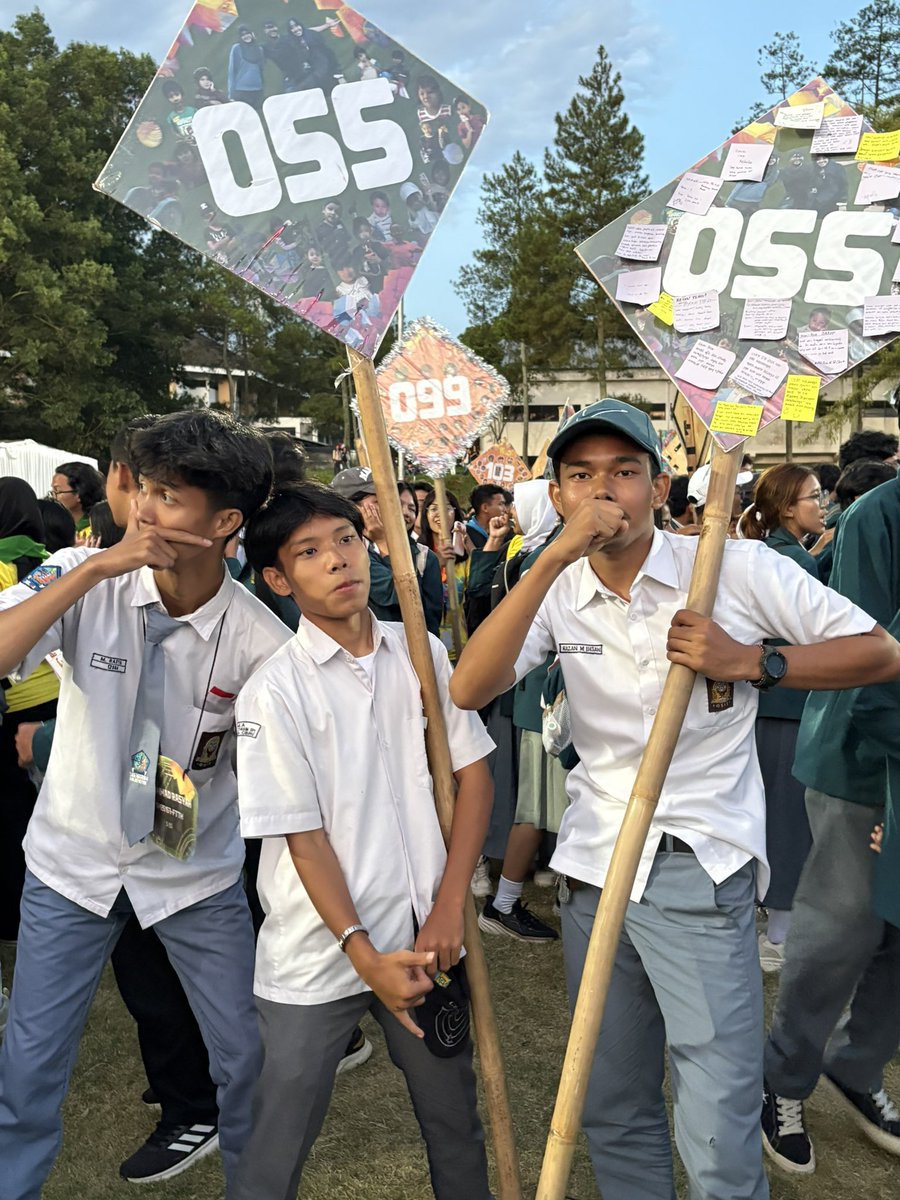 deckerbush's tweet photo. day terakhir rasanya super seru bgt dgn adanya konser di akhir sangat berkesan bagi ku.
5 temen baru : haikal,khris,jovian,rafi dan alvin

#Day4MenjadiVenturions #LifeLongLearner #MengakarKuat #OSKMITB2025 #KATITB2025 https://t.co/V6oQHztS70
