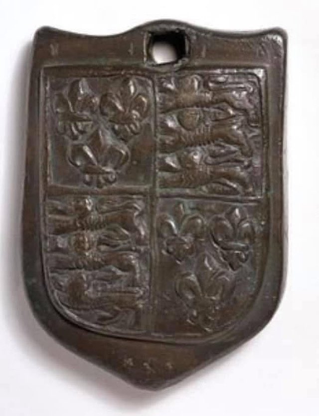 TudorAge1973's tweet photo. Wool Weight
1550-1600
England

Bronze shield-shaped weight, possibly for weighing wool, cast in relief with the royal arms of England.

https://t.co/0eoXmdmY7l

#WoolWeight #Bronze #Wool #Weights #WoolTrade #16thCentury #Tudors #History https://t.co/Annic6losD