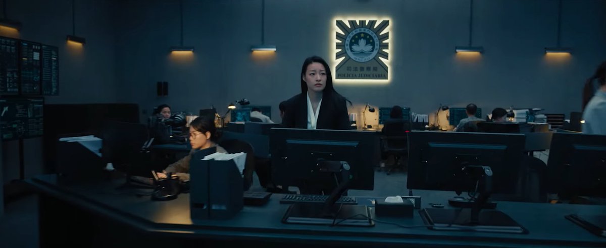 Di film ini, polisi ngejar, ngelawan, dan ngebunuh para penjahat. Bukan malah bunuh warganya!