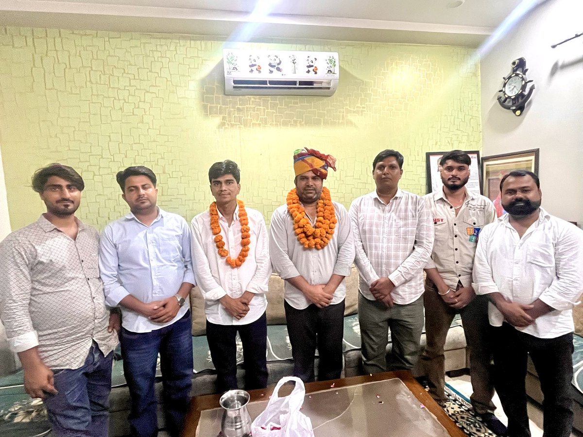 आज मेरे निज निवास पर सवाई माधोपुर से पधारे सम्माननीय साथीगणों के साथ सार्थक चर्चा हुई। इस अवसर पर प्रदेश महासचिव एवं पूर्व NSUI जिलाध्यक्ष श्री ऋषि मीणा, यूथ कांग्रेस जिलाध्यक्ष श्री जितेंद्र रामड़ी, श्री विरेंद्र जी बरवाड़ा, यूथ कांग्रेस जिला उपाध्यक्ष श्री इरफान टांक, श्री