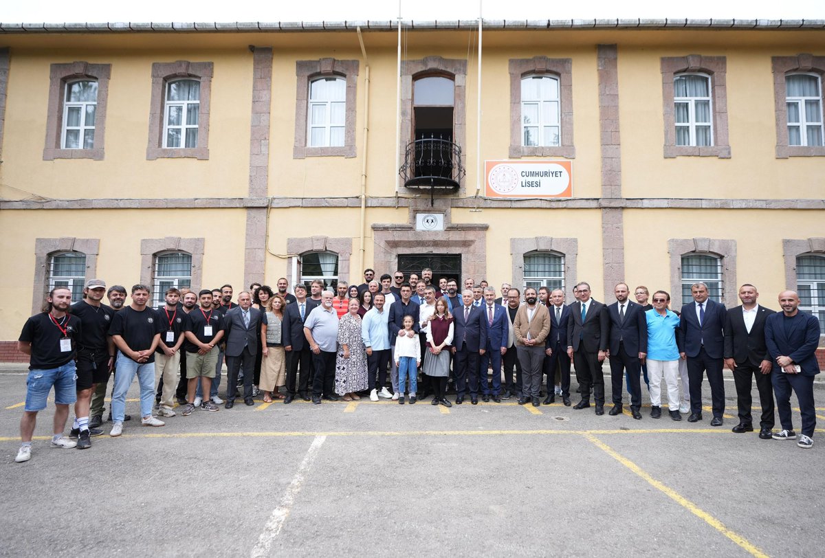 📍Trabzon

Bakanlığımızın Velivizyon platformu kapsamında çekimleri süren Ailem dizisi setini ziyaret ettik.

Öğrencilerimizin eğitim süreçlerinin başarılı olabilmesi, öğretmenlerimizin ve idarecilerimizin emeklerinin karşılık bulması, performanslarının en üst düzeye çıkması için