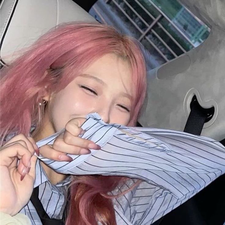 헌션
예전부터 영화 8월의 크리스마스보면 헌션이 떠올라..
30초 시한부 사진사 ㅇㅅㅇ
20중 주차요원 ㅂㅈㅎ으로..
뭔가 ㅇㅅㅇ님은 사진찍는 본업하실때마다 저렇게 후줄근한 아디다스입고 찍으실것같고,
ㅂㅈㅎ님은 주차단속할땐 정장입고할듯 그리고 핑크머리도 도전하고싶어서 홧김에 염색한..