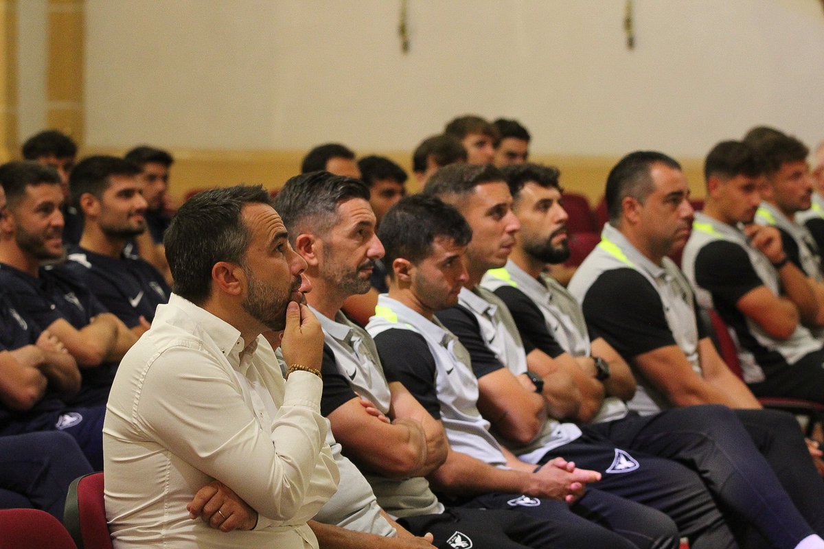 ✝️ Los jugadores del primer equipo, junto al cuerpo técnico y la dirección deportiva del Club, han participado esta mañana en la Eucaristía previa al inicio de liga, presidida por nuestro capellán <a href="/ftv1981/">PIPE</a>.

📍 Monasterio de Los Jerónimos