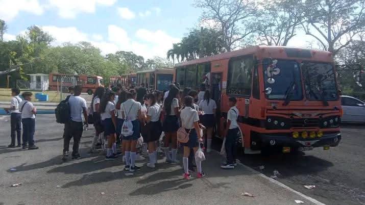 Este #1deSeptiembre se inicia en toda #Cuba el curso escolar. 
#TransportEspirituano prepara los medios para garantizar el traslado de los estudiantes a los diferentes centros educativos.  #DeRegresoAClases