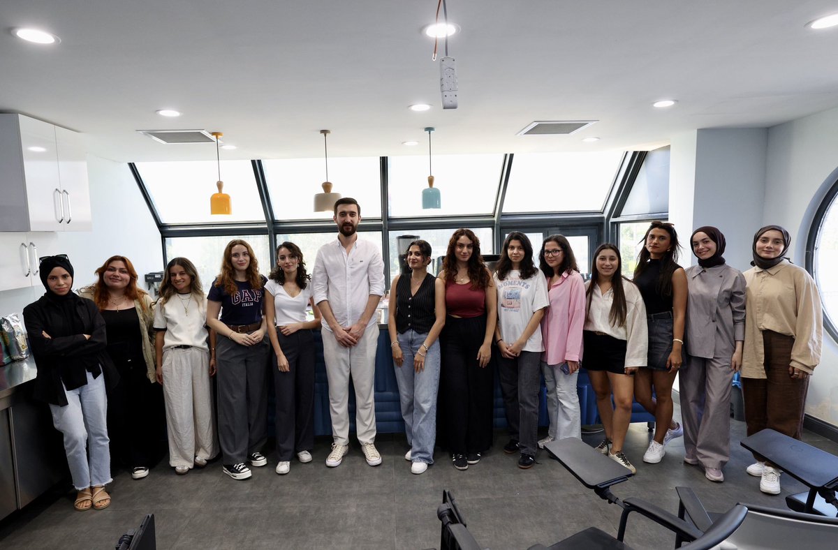 Gençler lezzetli bir serüvenin keyfini çıkardı! 😋☕️ <a href="/buyuthayalleri/">Büyüt Hayallerini</a> bursiyerlerimiz <a href="/enstituistanbul/">Enstitü İstanbul İSMEK</a>’un Kahve Demleme Atölyesi’nde uzman barista eşliğinde damak tadına uygun farklı kahve demleme yöntemlerini öğrendi, kahve çekirdeklerinin aromasını keşfetti.