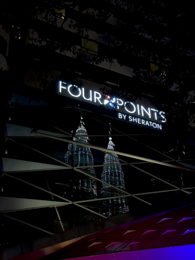 Фоткал башни Петронас, и после ловил их в отражениях других небоскребов, итого нагулял 8000 шагов и на фоткал мильон фотографий, который никому не покажу как обычно.