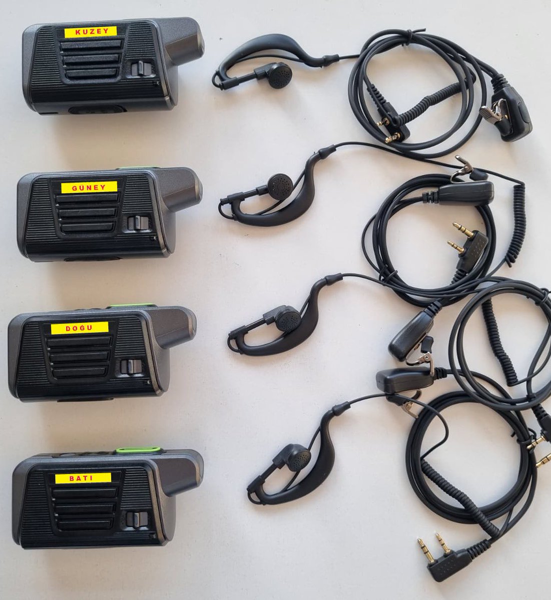 Göztepe Tribünlerinde tarihi adım..

Konyaspor maçıyla birlikte sezon boyunca 4 tribün koordineli olarak telsizden iletişim sağlayarak daha organize bi tribün icra edilecektir.

Bu uygulamaya destek veren GİADER'e teşekkürlerimizi sunuyoruz.

#Göztepe #YalıMedya