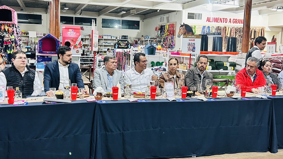 CoparmexD's tweet photo. 🔵 Consejo COPARMEX Durango se reunió en Provedusa, empresa duranguense desde 1997.
Con la anfitrionía de la Lic. Suheil Herrera y la participación del Lic. Jesús Gutiérrez Vargas. 💼✨
#COPARMEXDurango #Provedusa https://t.co/sme4jVHxqx