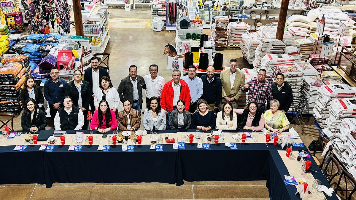 CoparmexD's tweet photo. 🔵 Consejo COPARMEX Durango se reunió en Provedusa, empresa duranguense desde 1997.
Con la anfitrionía de la Lic. Suheil Herrera y la participación del Lic. Jesús Gutiérrez Vargas. 💼✨
#COPARMEXDurango #Provedusa https://t.co/sme4jVHxqx