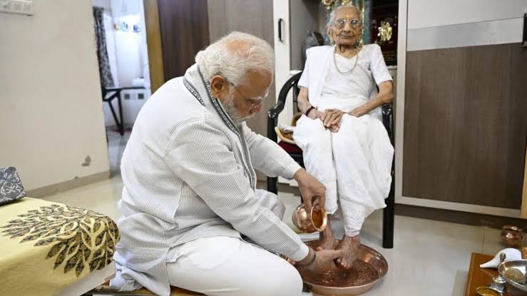 સમર્થન અને વિરોધ ફક્ત વિચારોનો હોવો જોઈએ, કોઈ વ્યક્તિનો નહીં, પરંતુ જેમના મૂલ્યો કુપોષિત છે તેમની પાસેથી આપણે સકારાત્મક રાજકારણની આશા અને આકાંક્ષા કેવી રીતે રાખી શકીએ?
દેશના પ્રધાનમંત્રી મોદીજીના પદ અને ગરિમાની વિરુદ્ધ આચરણ રજૂ કરવું અત્યંત દુઃખદ, દુર્ભાગ્યપૂર્ણ અને ચિંતાજનક છે
