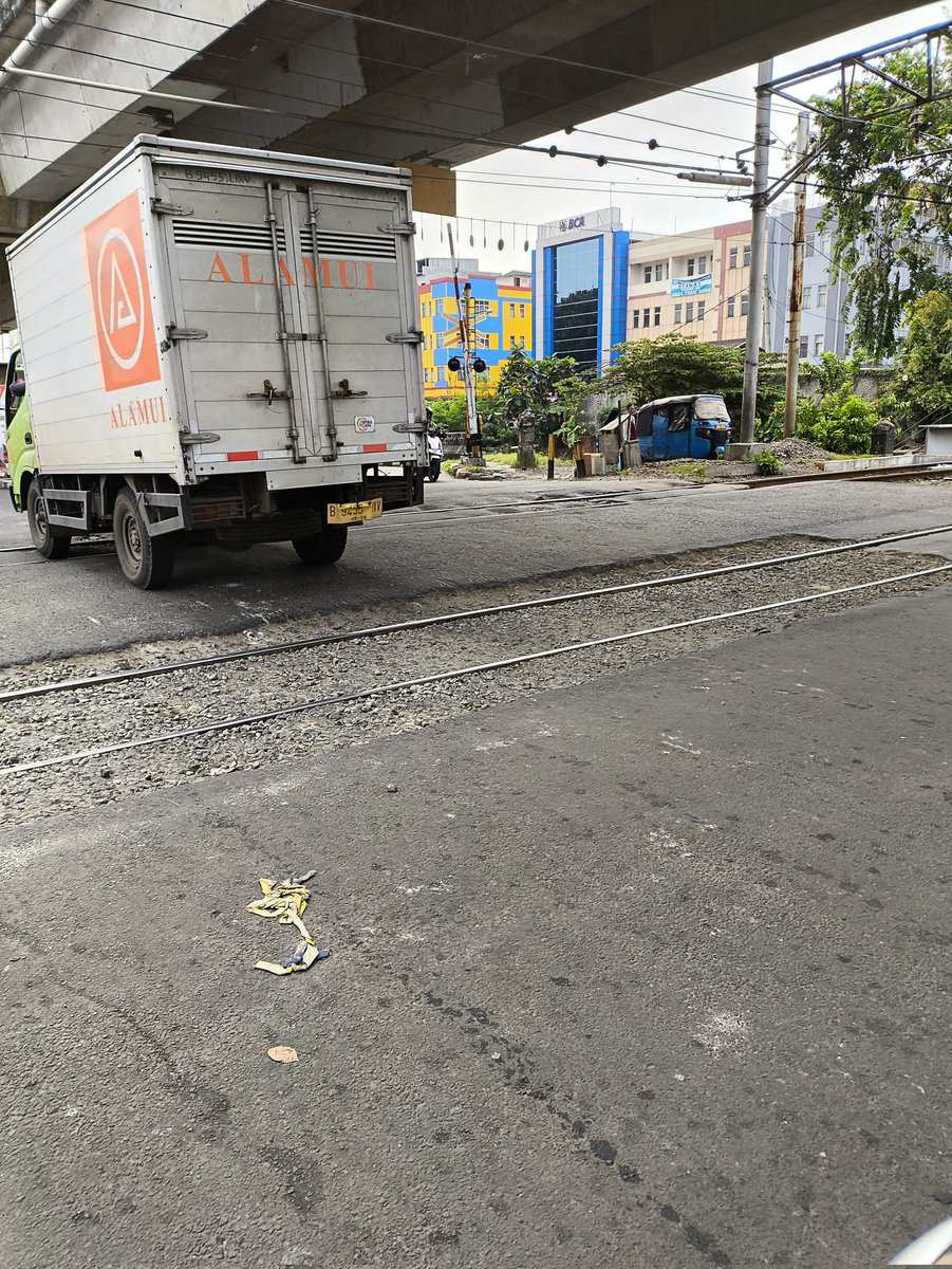 boyz612's tweet photo. @DKIJakarta @BinaMargaDKI @CommuterLine Perlintasan pintu kereta Jl. Pangeran Tubagus Angke, Tambora, JakBar. Perlintasan yang sudah cukup lama dibiarkan, motor jadi sulit melintas kalau diaspal jangan asal hasilnya, nanti rusak lagi.. Tolong ya pak, @DKIJakarta @BinaMargaDKI @KAI121 https://t.co/jHoKmDdEqs