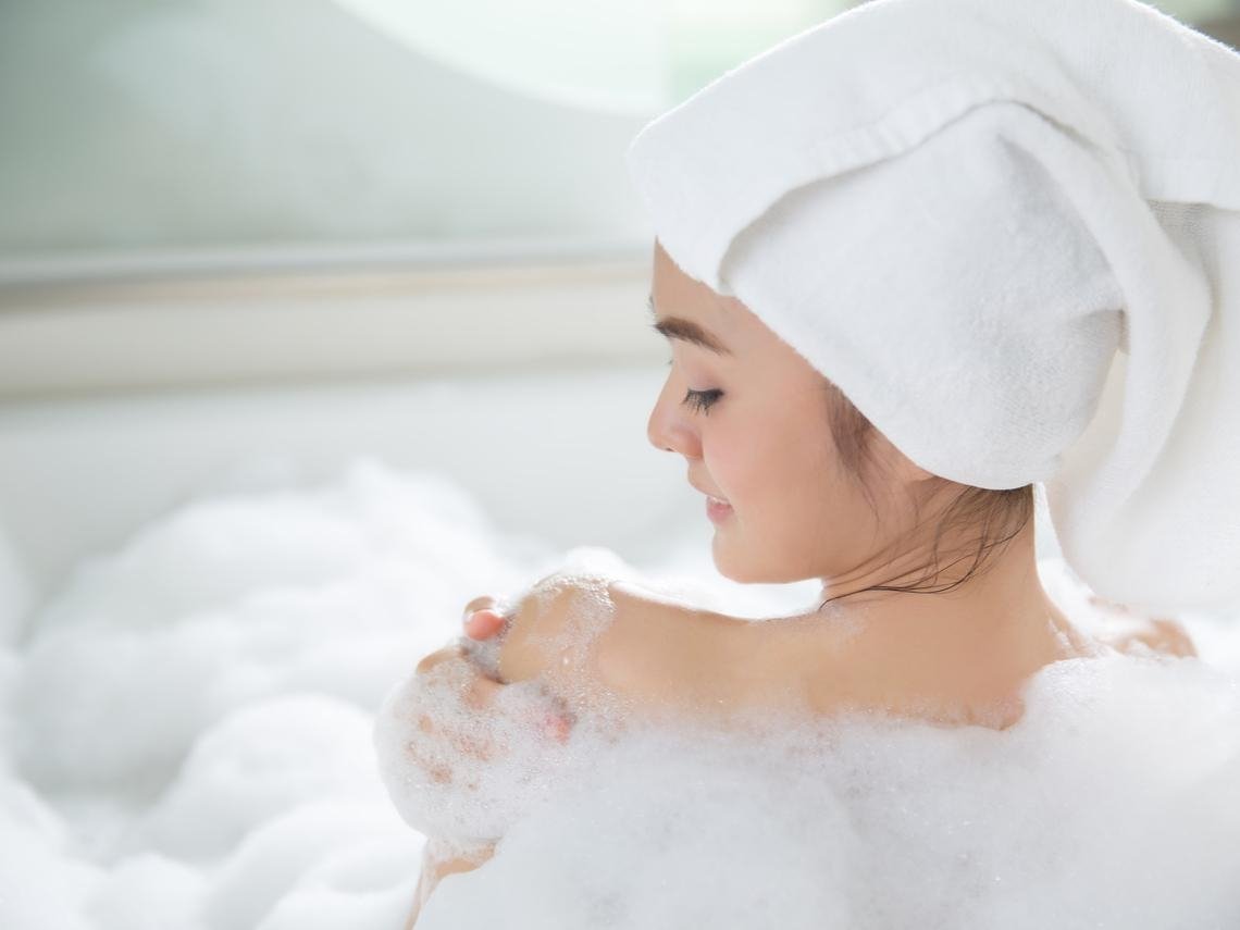 Evening vibe: warm shower 🚿, toner 💧, body lotion 🌸. Small rituals, big comfort.