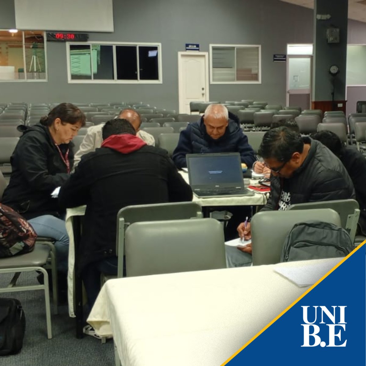 Estuvimos en el Colegio El Verbo con el taller “Uso de IA para la creación de propuestas educativas” 📚🤖
Un espacio donde exploramos cómo la IA puede potenciar el bienestar emocional, social y vocacional de los estudiantes. 💙✨
#EducaciónConInnovación #UNIBEConecta