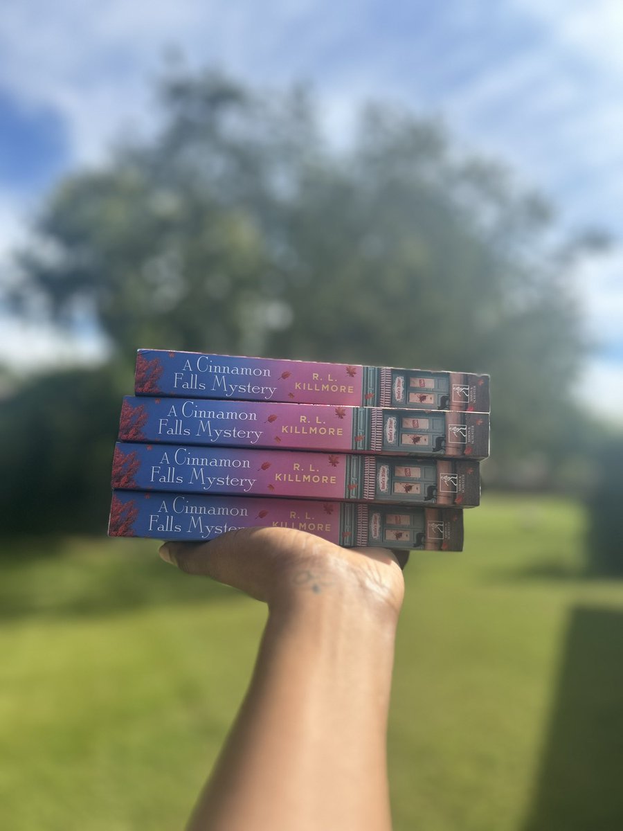 A Cinnamon Falls Mystery is released in paperback and audio today! 🤎🍁🐈‍⬛ Thank you to @simonschusteruk for making this publishing journey so much fun!

Catching killers. Catching feelings. What could go wrong? ACFM is out today! 

shorturl.at/va7et
