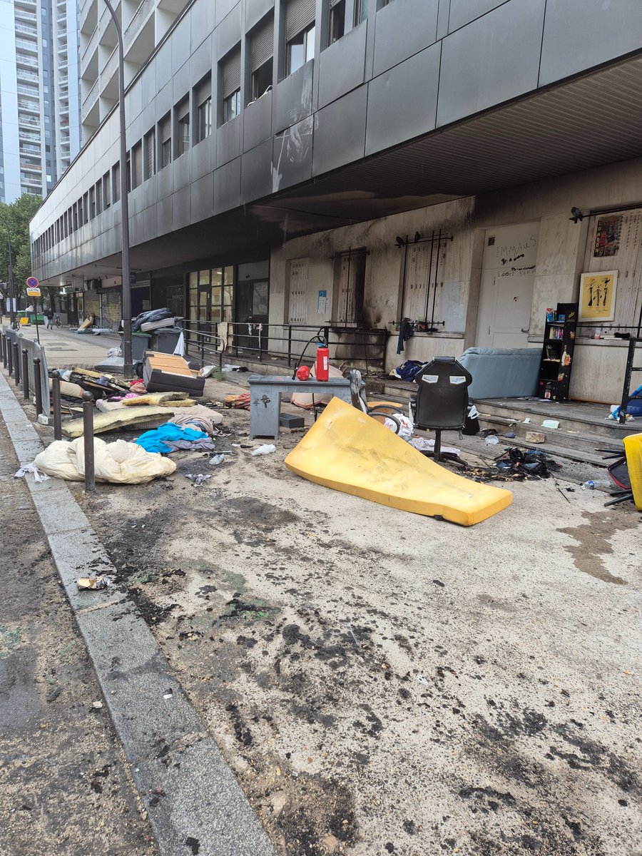 Après des semaines de nuisances pour le quartier (déchets, hurlements, bagarres, agressions...), le squat de la rue Archereau a flambé cette nuit mettant en péril la sécurité de tout un voisinage... #cacestparis #75019
<a href="/FrancoisDagnaud/">François Dagnaud</a>
<a href="/Anne_Hidalgo/">Anne Hidalgo</a>
<a href="/LaurentNunez/">Laurent Nunez</a>
<a href="/DanieleObono/">Dan Obono</a>